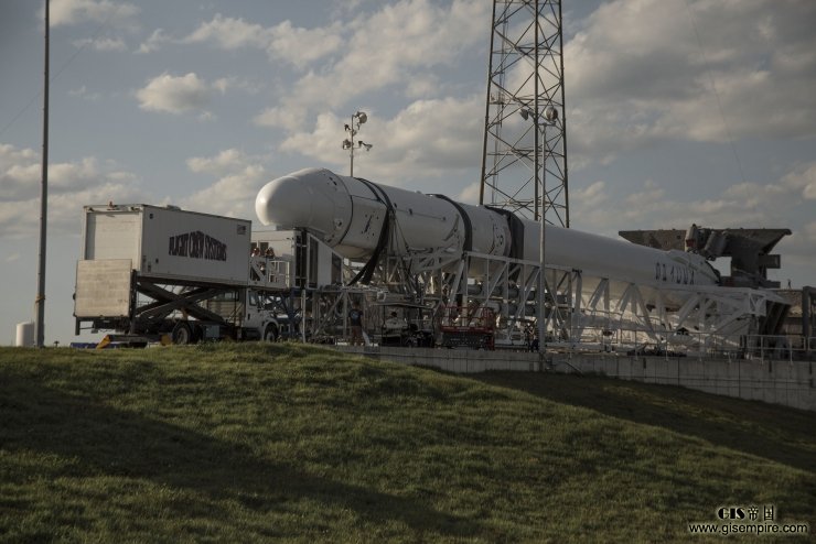 SpaceX公布“猎鹰9号” 发射及回收高清图片