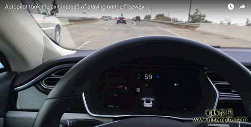��AutoPilot����״̬ʱ���û�������Ӧ����ʱ�ַ������̣�Ȼ����ʵ����������������������ѵ�����������������ǻ�������ġ����ֵ�Youtube�Ϸ�һ�£������ҵ��ܶ��û�����AutoPilot���ѵ���ƫ��·��ʻ�������